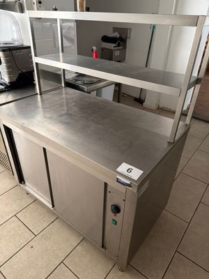 un comptoir en acier inoxydable dans une cuisine commerciale