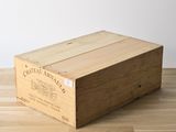 caisse en bois posée sur une table en bois, avec un mur blanc en arrière-plan