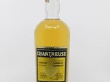une bouteille de whisky chartreuse sur fond blanc