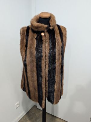 un gros plan d'un gilet en fourrure sur un mannequin