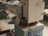 une image d'une machine en fonctionnement dans une usine
