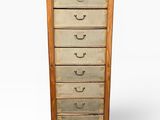 une grande commode en bois comportant cinq tiroirs de chaque côté