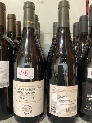 plusieurs bouteilles de vin sont alignées sur un comptoir