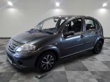 la photo d'une petite voiture garée dans un garage