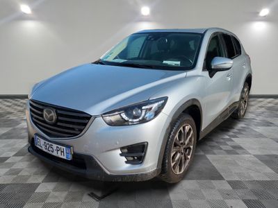 une Mazda CX-5 argentée garée sur un sol à damier