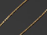 une chaîne en or avec un pendentif en diamant sur fond noir