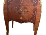 une image représentant une commode en bois ornée d'un motif floral