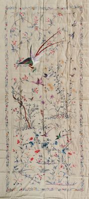 un grand morceau de tissu orné d'oiseaux et de fleurs