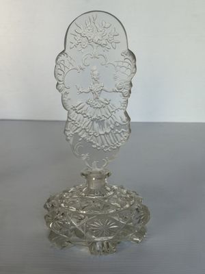 un vase en verre transparent orné d'un motif floral