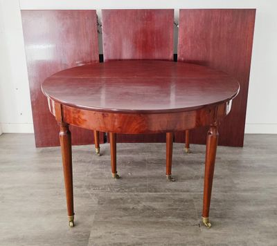 une image représentant une table à manger ronde avec quatre chaises