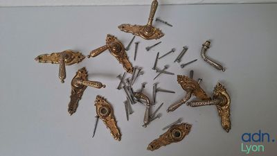 de nombreuses ferrures anciennes en laiton sur une surface blanche