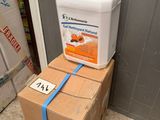 un récipient contenant un liquide posé sur une boîte en carton