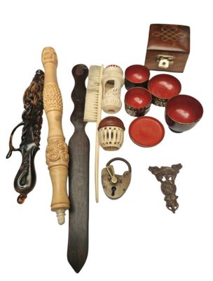 de nombreux objets qui se trouvent tous ensemble sur la table
