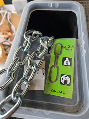 un bac en plastique muni d'une chaîne et d'un cadenas