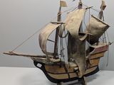 une maquette de bateau en bois exposée sur une table