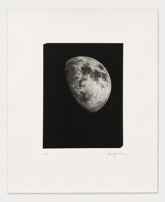 une photographie en noir et blanc de la Lune sur fond noir