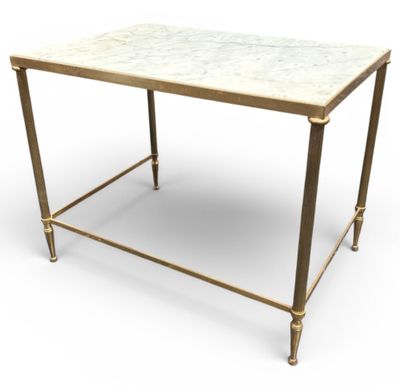 une table basse au plateau en marbre blanc et aux pieds en laiton