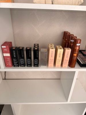 une étagère sur laquelle sont disposés de nombreux produits capillaires de toutes sortes