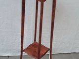 une petite table en bois surmontée d'une étagère
