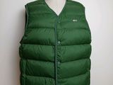 un gros plan sur un gilet vert porté par un mannequin