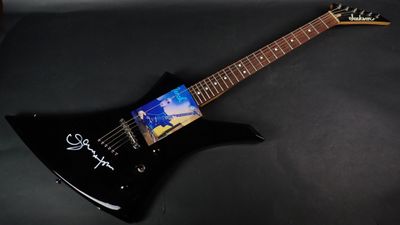 une guitare électrique avec une image au dos