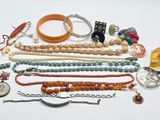 plusieurs types de colliers et de bracelets différents disposés sur une table