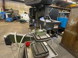 un gros plan sur une machine dans un entrepôt, avec d'autres machines en arrière-plan