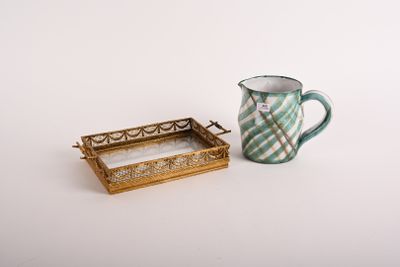 un pichet et un plateau posés sur une table blanche
