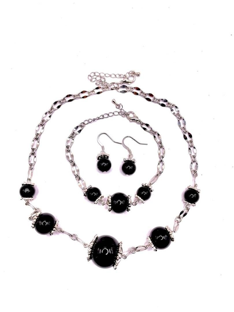 Parure comprenant collier bracelet et boucles d'oreille en métal et perles rondes noires ou pierres blanches - PB env...