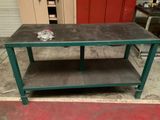 une table sur laquelle est posé un sac