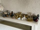 une étagère sur laquelle sont posés plusieurs vases
