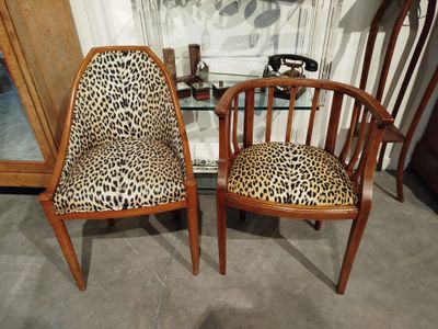 paire de chaises de style « mid-century » avec des coussins rembourrés à imprimé léopard