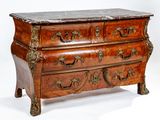une commode avec un plateau en marbre sur fond blanc