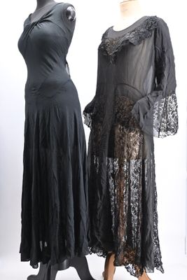 deux mannequins vêtus de noir et de dentelle, exposés