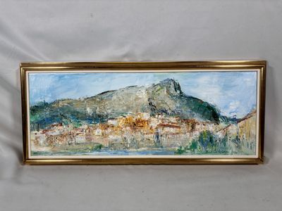 une photo d'un tableau représentant une montagne, dans un cadre doré
