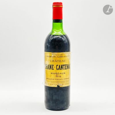 une bouteille de vin posée sur une table