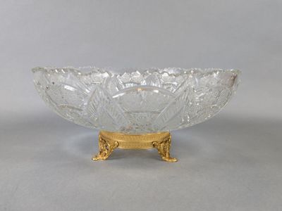 an image of a glass bowl on a gold stand