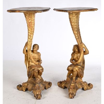 paire de bougeoirs en bronze doré ornés de chérubins et de chérubins