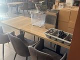 des tables et des chaises dans un restaurant, avec des cartons empilés par terre