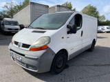 une camionnette blanche garée sur un parking aux côtés d'autres véhicules