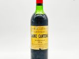 une bouteille de vin posée sur une table