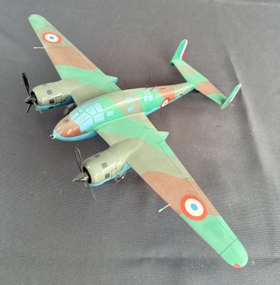 un avion jouet posé sur une table