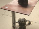 une table sur laquelle sont posés plusieurs pinceaux