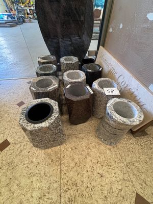 une pile de papier toilette posée par terre devant une fenêtre