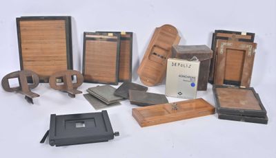 de nombreux objets en bois posés sur une surface blanche