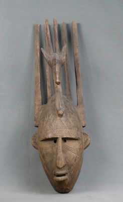 Masque du N'tomo en bois léger à patine sombre figurant un v…