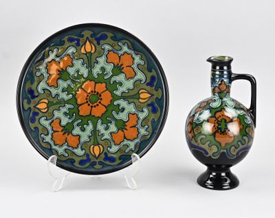 deux vases posés l'un à côté de l'autre sur une table