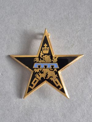 une étoile noire et dorée surmontée d'une couronne
