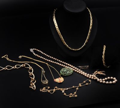 une collection de bijoux en or sur fond noir