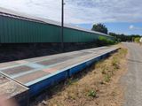 un train immobilisé au bord de la route